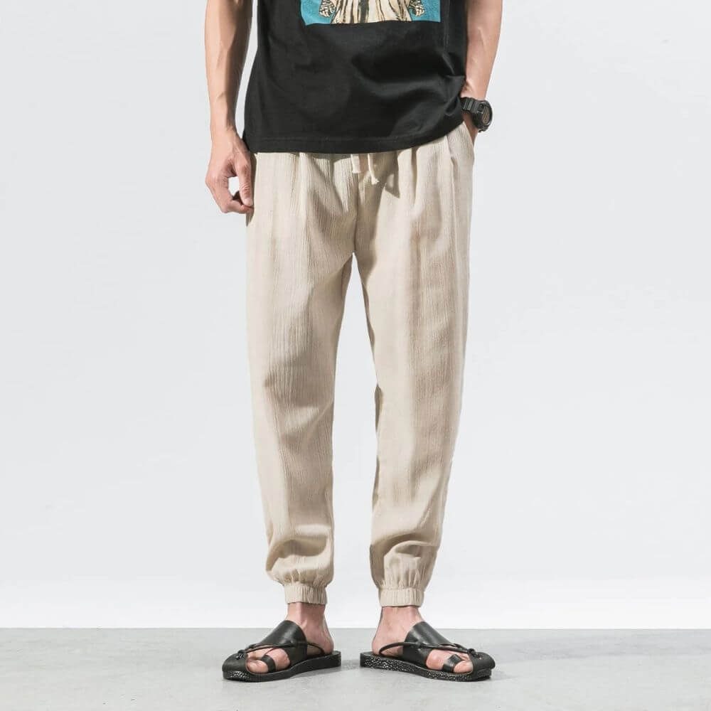 "Herren Leinen-Baumwollhose in Beige, leicht und atmungsaktiv, ideal für Wärme, zeigt elegante, weiche Stoffdetails."