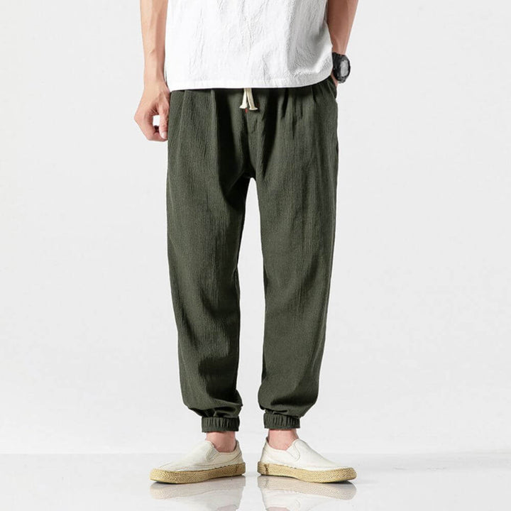 "Herren Leinen-Baumwollhose in Beige, leicht und atmungsaktiv, ideal für Wärme, zeigt elegante, weiche Stoffdetails."