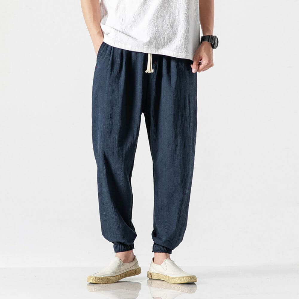 "Herren Leinen-Baumwollhose in Beige, leicht und atmungsaktiv, ideal für Wärme, zeigt elegante, weiche Stoffdetails."