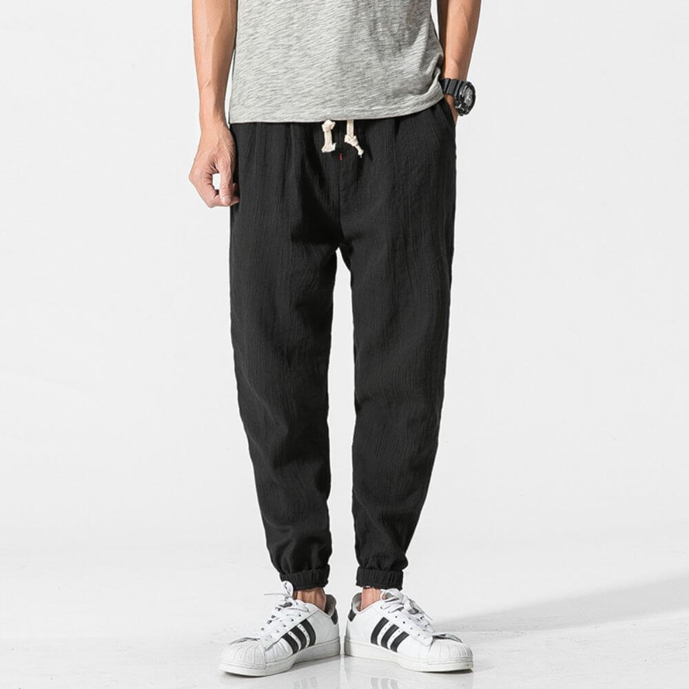 "Herren Leinen-Baumwollhose in Beige, leicht und atmungsaktiv, ideal für Wärme, zeigt elegante, weiche Stoffdetails."