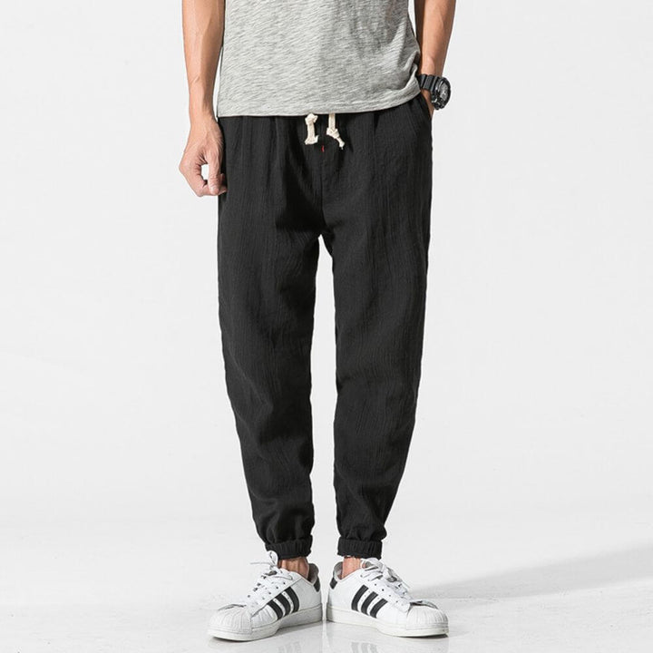 "Herren Leinen-Baumwollhose in Beige, leicht und atmungsaktiv, ideal für Wärme, zeigt elegante, weiche Stoffdetails."