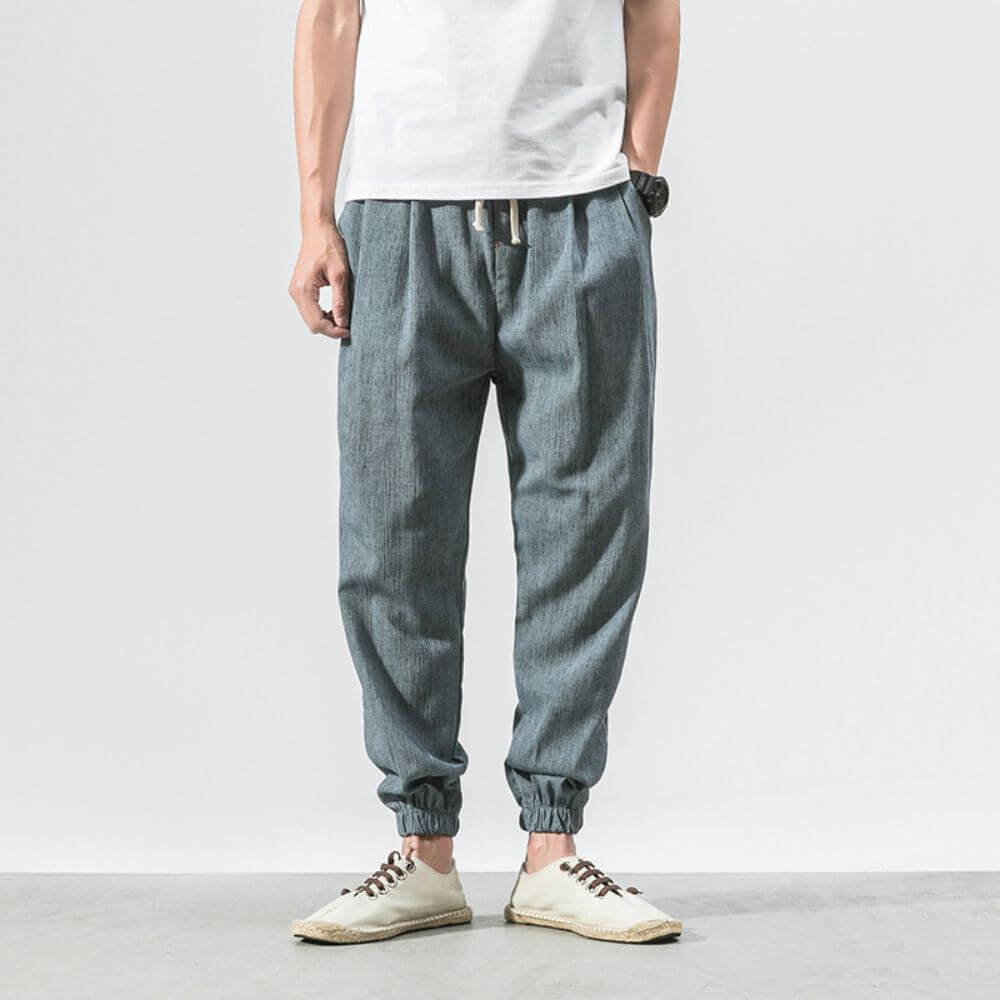 "Herren Leinen-Baumwollhose in Beige, leicht und atmungsaktiv, ideal für Wärme, zeigt elegante, weiche Stoffdetails."