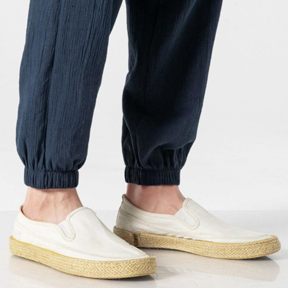 "Herren Leinen-Baumwollhose in Beige, leicht und atmungsaktiv, ideal für Wärme, zeigt elegante, weiche Stoffdetails."