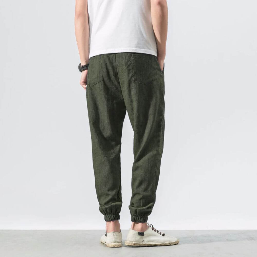 "Herren Leinen-Baumwollhose in Beige, leicht und atmungsaktiv, ideal für Wärme, zeigt elegante, weiche Stoffdetails."