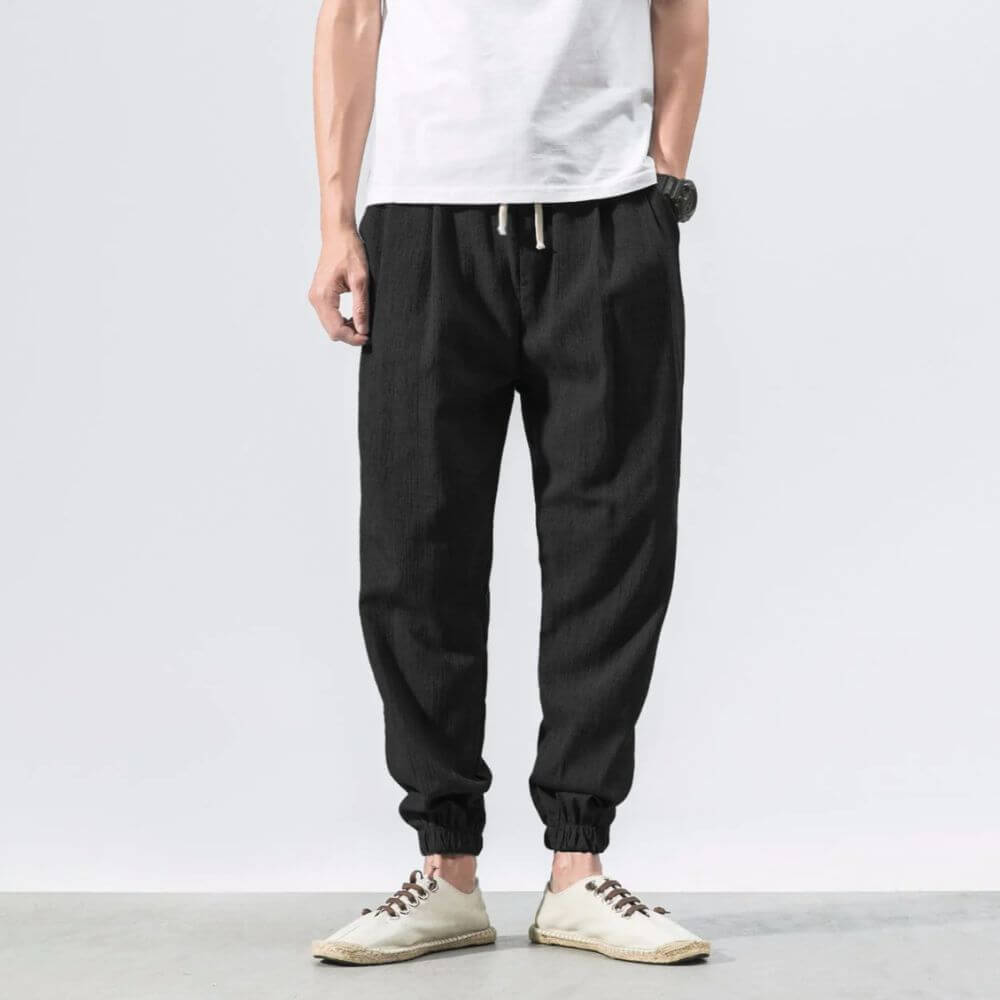 "Herren Leinen-Baumwollhose in Beige, leicht und atmungsaktiv, ideal für Wärme, zeigt elegante, weiche Stoffdetails."