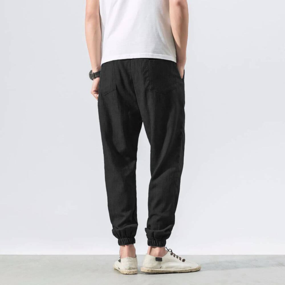 "Herren Leinen-Baumwollhose in Beige, leicht und atmungsaktiv, ideal für Wärme, zeigt elegante, weiche Stoffdetails."