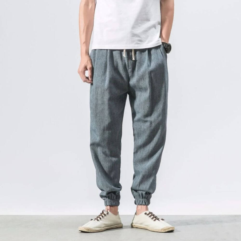 "Herren Leinen-Baumwollhose in Beige, leicht und atmungsaktiv, ideal für Wärme, zeigt elegante, weiche Stoffdetails."