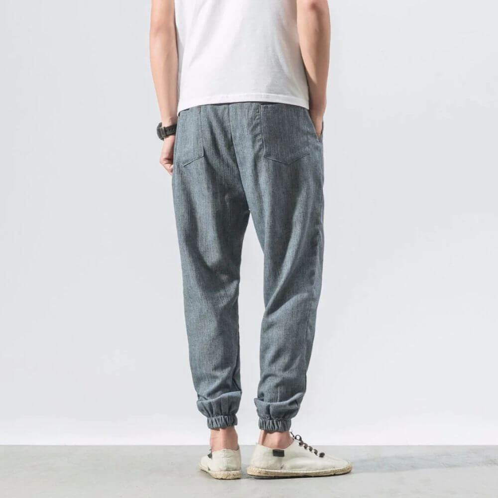 "Herren Leinen-Baumwollhose in Beige, leicht und atmungsaktiv, ideal für Wärme, zeigt elegante, weiche Stoffdetails."