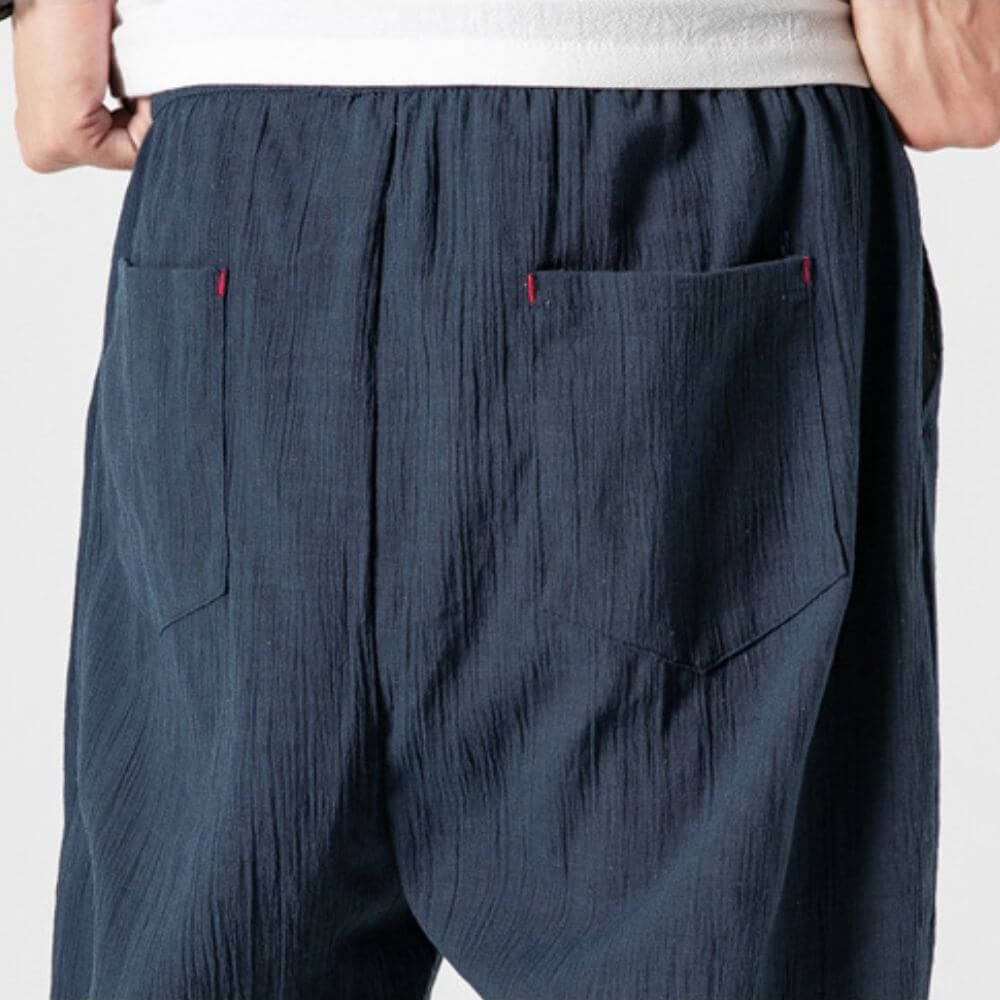 "Herren Leinen-Baumwollhose in Beige, leicht und atmungsaktiv, ideal für Wärme, zeigt elegante, weiche Stoffdetails."