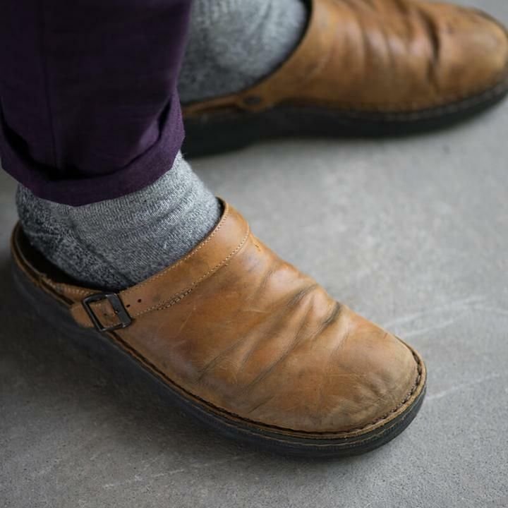 "Herren Orthopädische Lederpantoffeln, elegant & bequem, in Beige, Dunkelbraun, Schwarz, mit ergonomischer Innensohle."