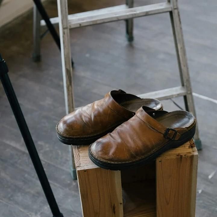 "Herren Orthopädische Lederpantoffeln, elegant & bequem, in Beige, Dunkelbraun, Schwarz, mit ergonomischer Innensohle."