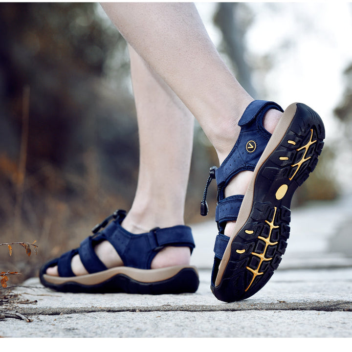 "Herren Outdoor Sandalen für Abenteuer, robustes Design, Leder- und rutschfeste Sohle, optimaler Halt, beige Farbe."