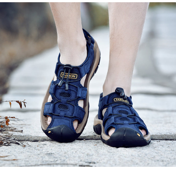 "Herren Outdoor Sandalen für Abenteuer, robustes Design, Leder- und rutschfeste Sohle, optimaler Halt, beige Farbe."