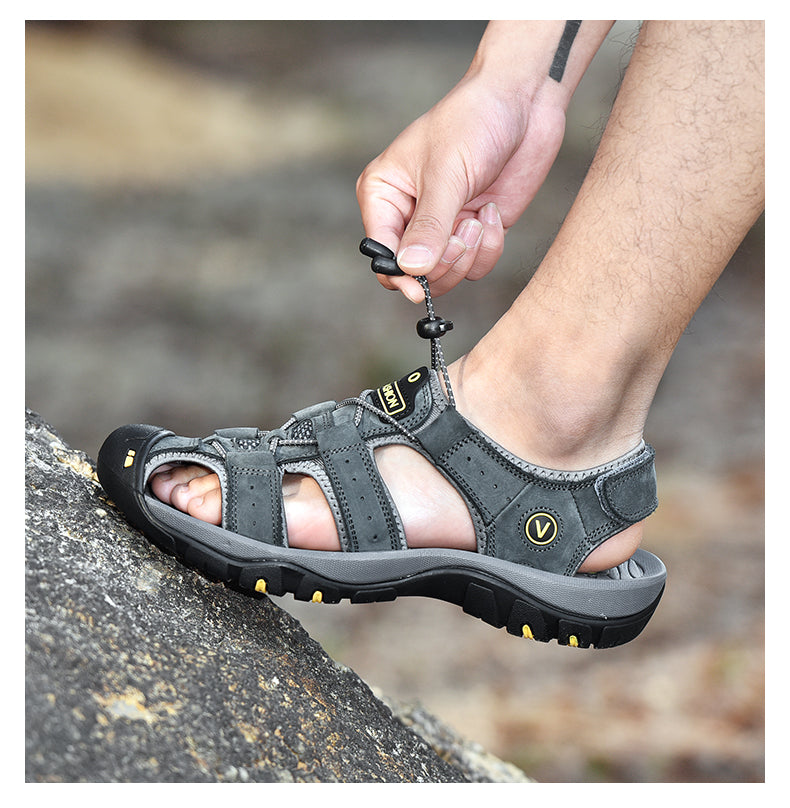 "Herren Outdoor Sandalen für Abenteuer, robustes Design, Leder- und rutschfeste Sohle, optimaler Halt, beige Farbe."