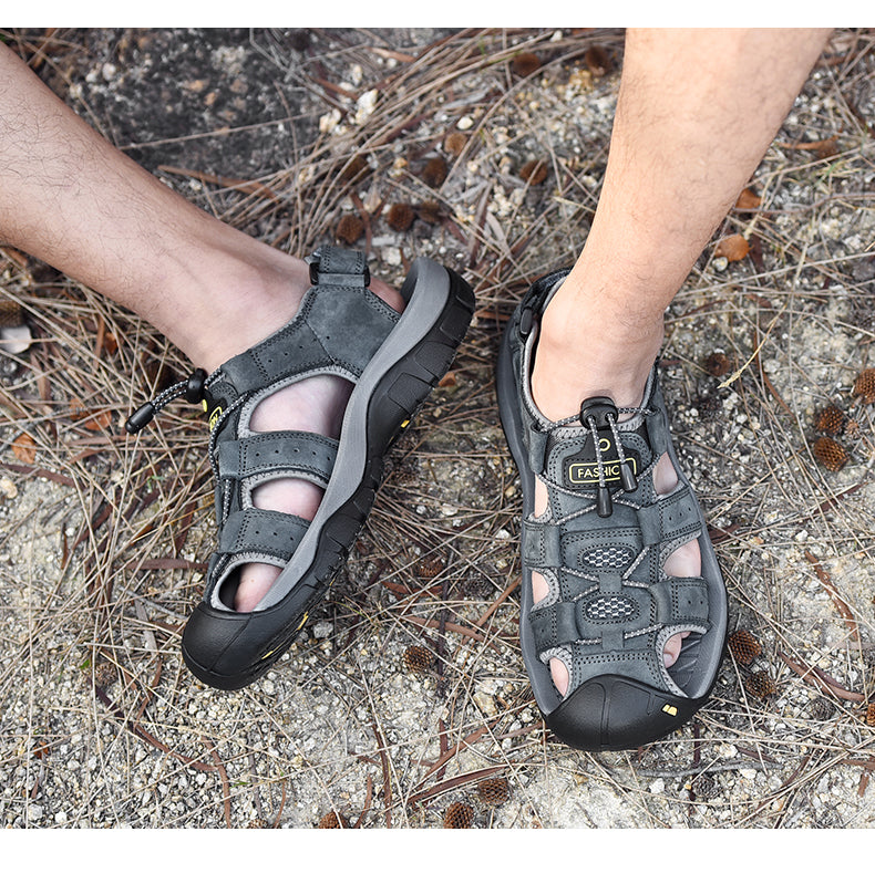 "Herren Outdoor Sandalen für Abenteuer, robustes Design, Leder- und rutschfeste Sohle, optimaler Halt, beige Farbe."