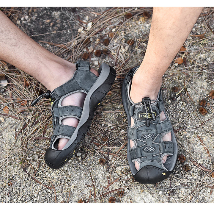 "Herren Outdoor Sandalen für Abenteuer, robustes Design, Leder- und rutschfeste Sohle, optimaler Halt, beige Farbe."