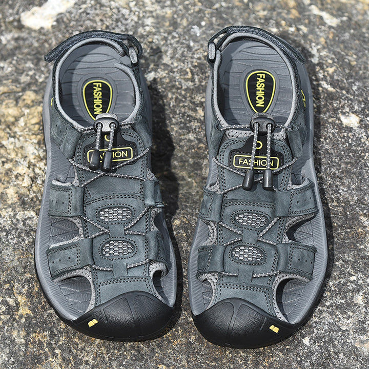 "Herren Outdoor Sandalen für Abenteuer, robustes Design, Leder- und rutschfeste Sohle, optimaler Halt, beige Farbe."