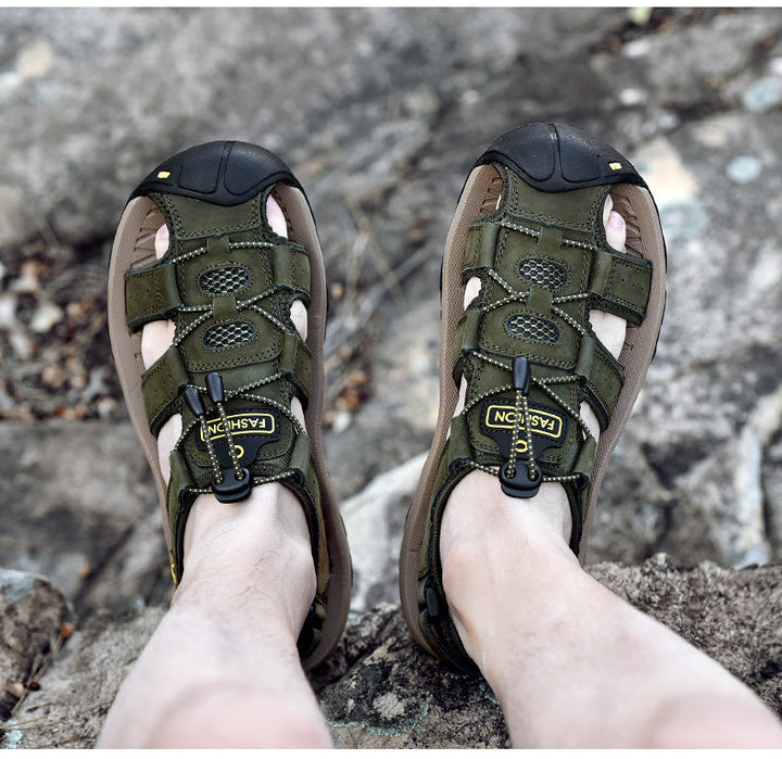 "Herren Outdoor Sandalen für Abenteuer, robustes Design, Leder- und rutschfeste Sohle, optimaler Halt, beige Farbe."