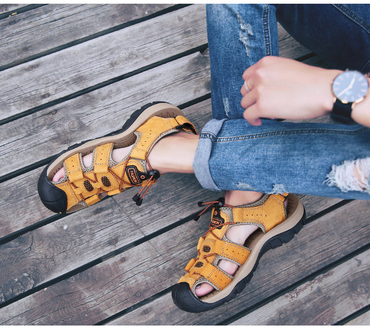 "Herren Outdoor Sandalen für Abenteuer, robustes Design, Leder- und rutschfeste Sohle, optimaler Halt, beige Farbe."