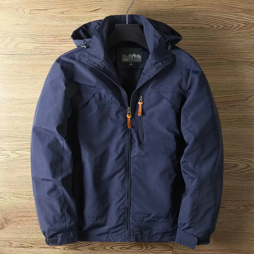 "Herren Outdoorjacke, wasserdicht, atmungsaktiv, in Blau, stilvolles Design, ideal für Wandern und Trekking."