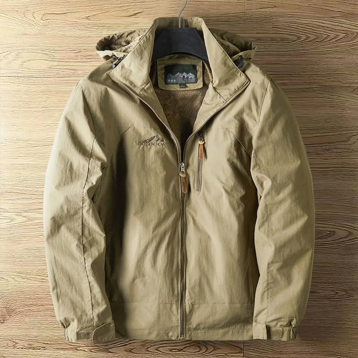 "Herren Outdoorjacke, wasserdicht, atmungsaktiv, in Blau, stilvolles Design, ideal für Wandern und Trekking."