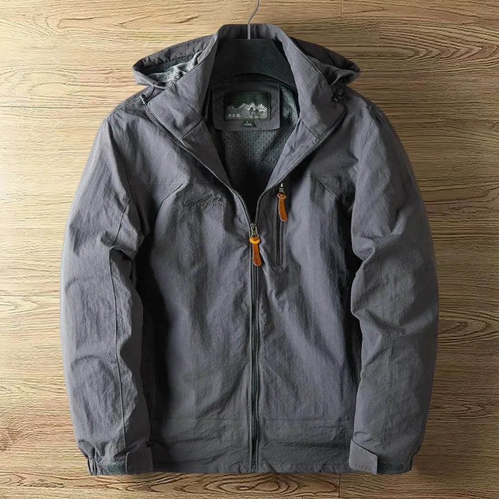 "Herren Outdoorjacke, wasserdicht, atmungsaktiv, in Blau, stilvolles Design, ideal für Wandern und Trekking."