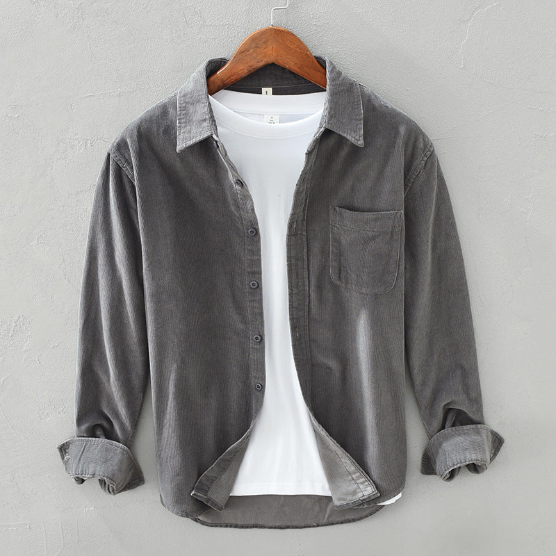 "Herren Retro Cordhemd aus Cordstoff, beige, mit Brusttasche, ideal für elegante und lässige Anlässe."