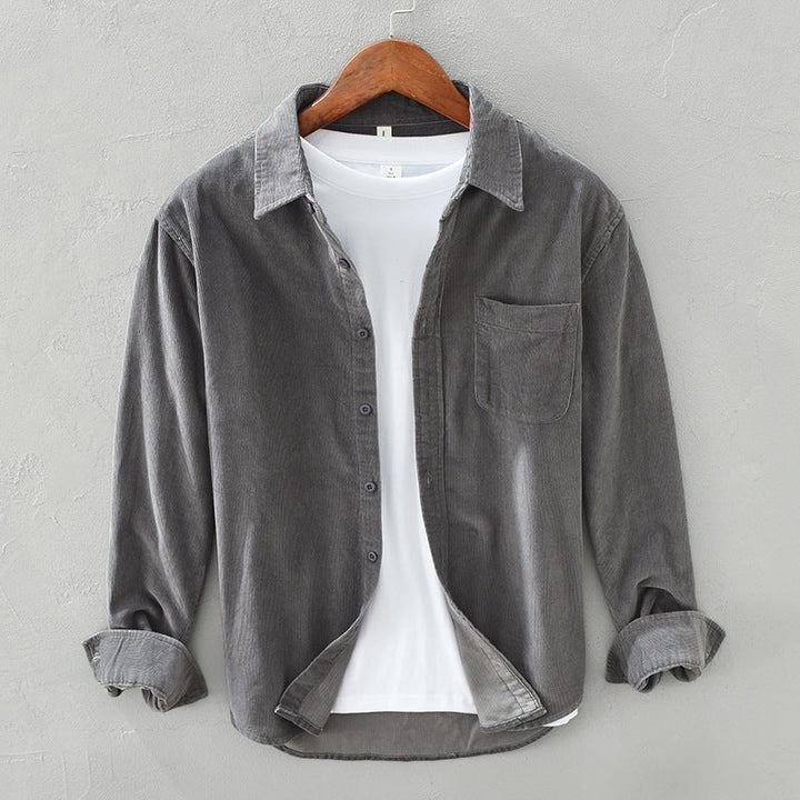 "Herren Retro Cordhemd aus Cordstoff, beige, mit Brusttasche, ideal für elegante und lässige Anlässe."