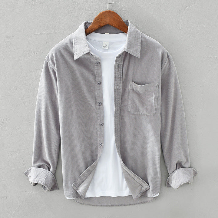 "Herren Retro Cordhemd aus Cordstoff, beige, mit Brusttasche, ideal für elegante und lässige Anlässe."