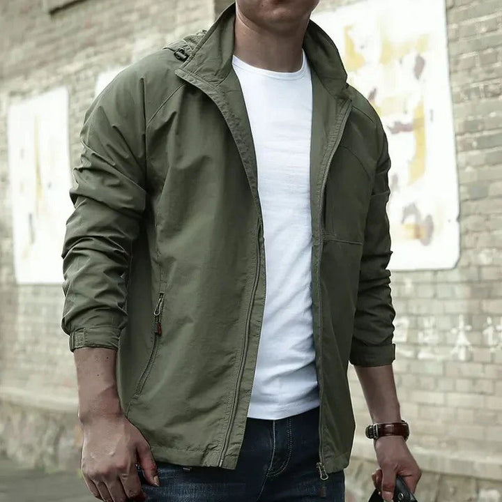 "Herren Sommerjacke wasserdicht, atmungsaktiv, stilvoll, in elegantem Design, leicht und vielseitig kombinierbar, Frontansich
