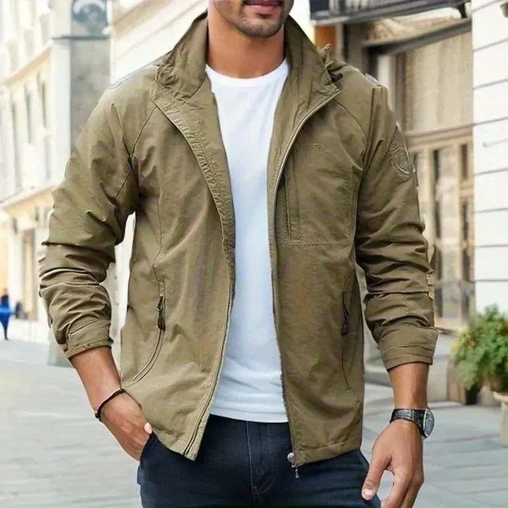 "Herren Sommerjacke wasserdicht, atmungsaktiv, stilvoll, in elegantem Design, leicht und vielseitig kombinierbar, Frontansich
