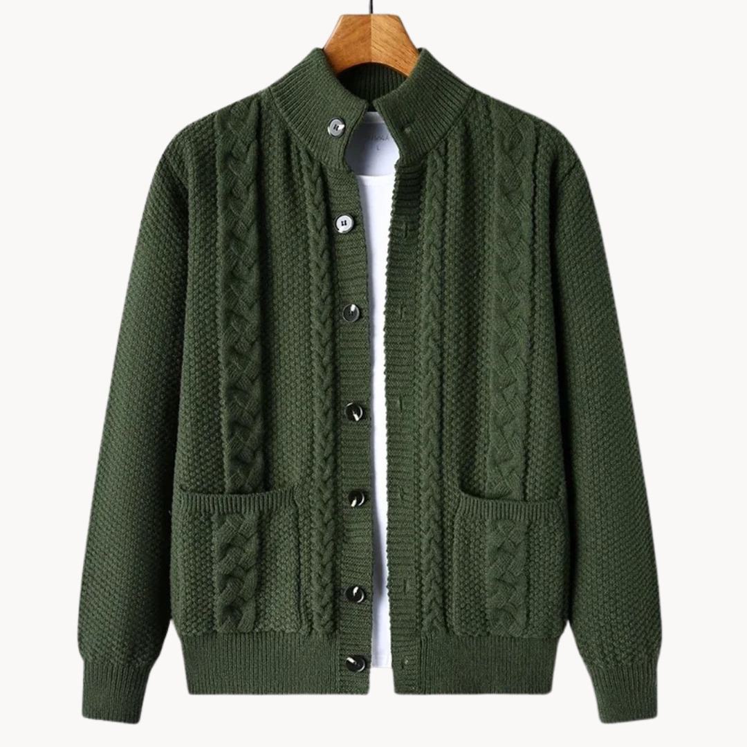 "Herren-Strickjacke Duke in Mittelgrau, elegante Rippstrick-Details, mittlere Länge, vielseitige Passform für jede Saison."
