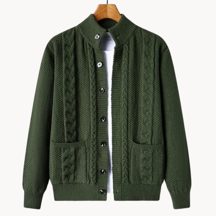 "Herren-Strickjacke Duke in Mittelgrau, elegante Rippstrick-Details, mittlere Länge, vielseitige Passform für jede Saison."