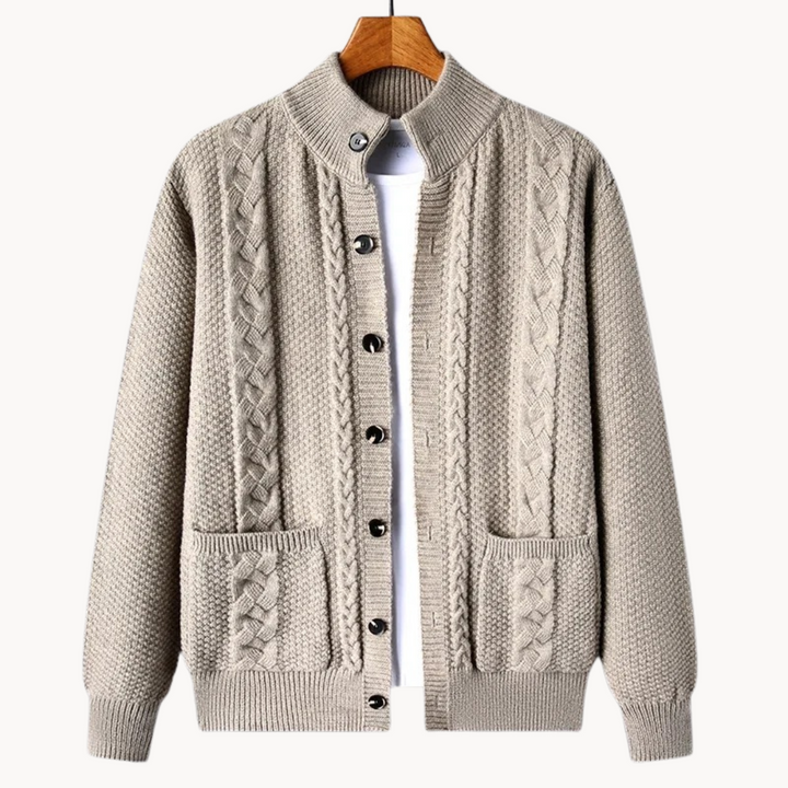 "Herren-Strickjacke Duke in Mittelgrau, elegante Rippstrick-Details, mittlere Länge, vielseitige Passform für jede Saison."