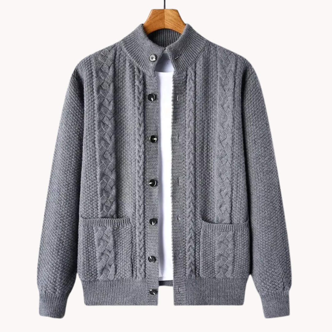 "Herren-Strickjacke Duke in Mittelgrau, elegante Rippstrick-Details, mittlere Länge, vielseitige Passform für jede Saison."
