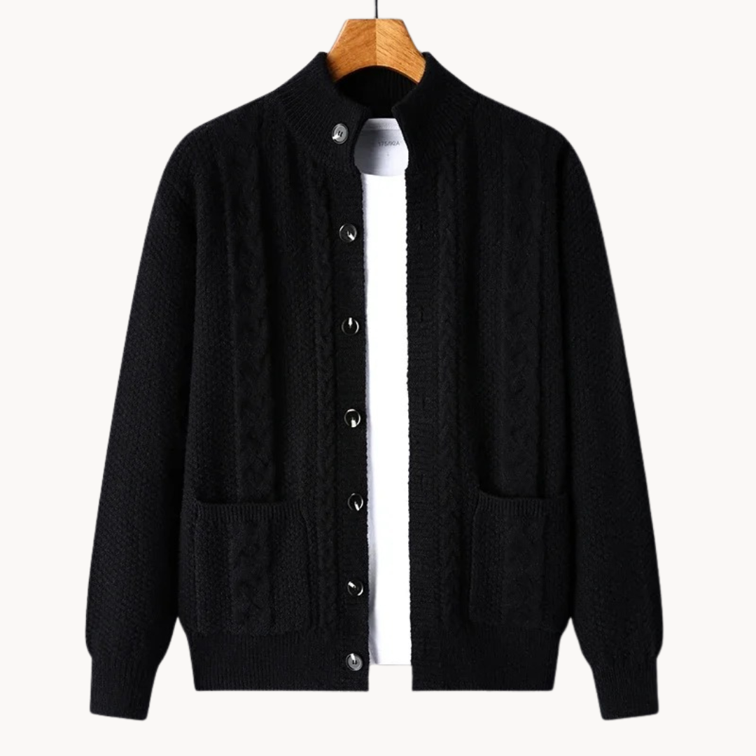"Herren-Strickjacke Duke in Mittelgrau, elegante Rippstrick-Details, mittlere Länge, vielseitige Passform für jede Saison."