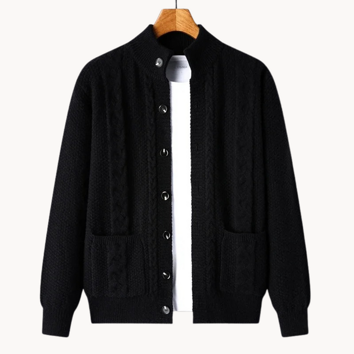 "Herren-Strickjacke Duke in Mittelgrau, elegante Rippstrick-Details, mittlere Länge, vielseitige Passform für jede Saison."