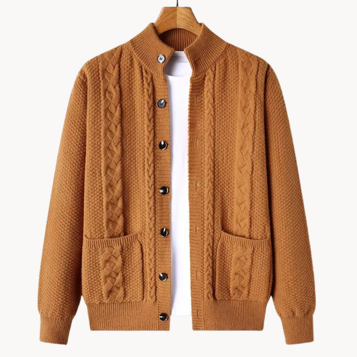 "Herren-Strickjacke Duke in Mittelgrau, elegante Rippstrick-Details, mittlere Länge, vielseitige Passform für jede Saison."