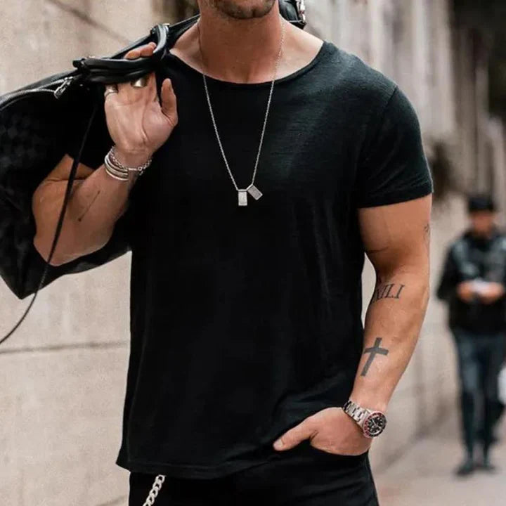 "Herren T-Shirt mit Rundhalsausschnitt, lockerem Schnitt, weichem Material, in gedeckten Farben, stilvoll und bequem."