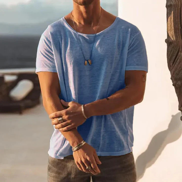 "Herren T-Shirt mit Rundhalsausschnitt, lockerem Schnitt, weichem Material, in gedeckten Farben, stilvoll und bequem."