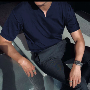 "Herren V-Ausschnitt Polo in schmalem Schnitt, Kurzarm, Vorderansicht, betonte Silhouette, zeitloser Stil"