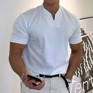 "Herren V-Ausschnitt Polo in schmalem Schnitt, Kurzarm, Vorderansicht, betonte Silhouette, zeitloser Stil"