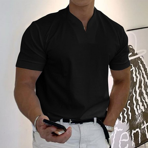 "Herren V-Ausschnitt Polo in schmalem Schnitt, Kurzarm, Vorderansicht, betonte Silhouette, zeitloser Stil"