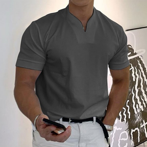 "Herren V-Ausschnitt Polo in schmalem Schnitt, Kurzarm, Vorderansicht, betonte Silhouette, zeitloser Stil"