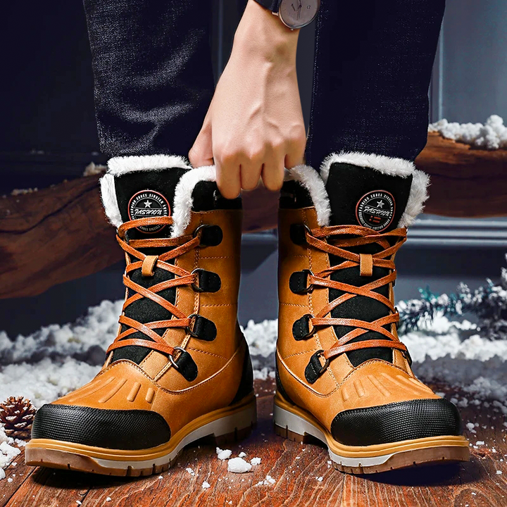 Herren Winterstiefel in Braun, wasserdicht und isoliert, mit robuster Sohle und wollgefüttert für Komfort bei Schnee und Eis.