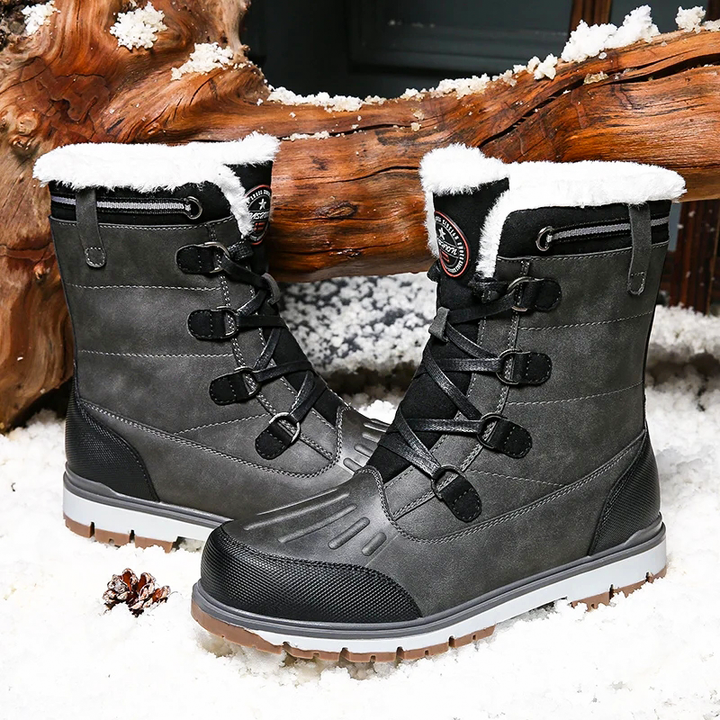 Herren Winterstiefel in Braun, wasserdicht und isoliert, mit robuster Sohle und wollgefüttert für Komfort bei Schnee und Eis.