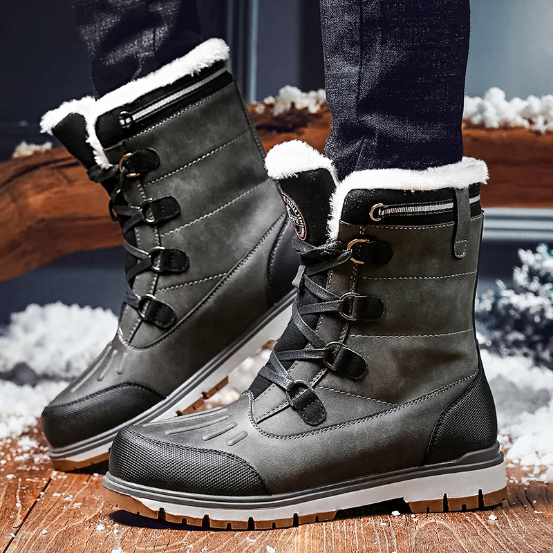 Herren Winterstiefel in Braun, wasserdicht und isoliert, mit robuster Sohle und wollgefüttert für Komfort bei Schnee und Eis.