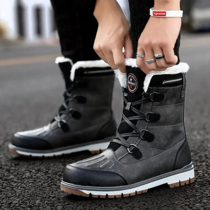 Herren Winterstiefel in Braun, wasserdicht und isoliert, mit robuster Sohle und wollgefüttert für Komfort bei Schnee und Eis.