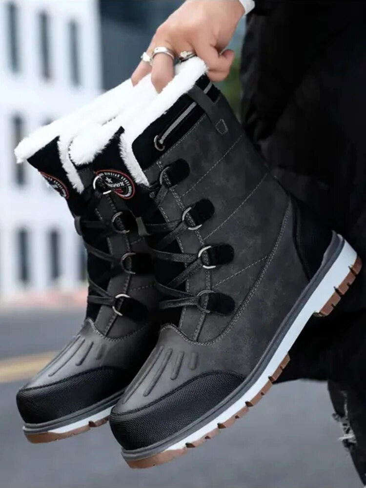 Herren Winterstiefel in Braun, wasserdicht und isoliert, mit robuster Sohle und wollgefüttert für Komfort bei Schnee und Eis.