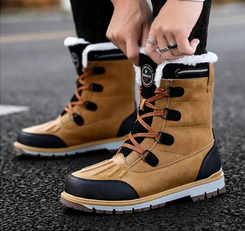 Herren Winterstiefel in Braun, wasserdicht und isoliert, mit robuster Sohle und wollgefüttert für Komfort bei Schnee und Eis.